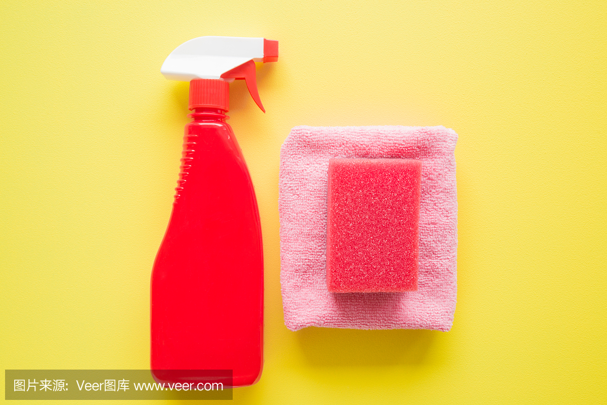 红色化学喷雾瓶、海绵、超细纤维抹布,用于厨房、浴室等房间不同表面的清洁。黄色背景。清洁服务理念。早春定期大扫除。